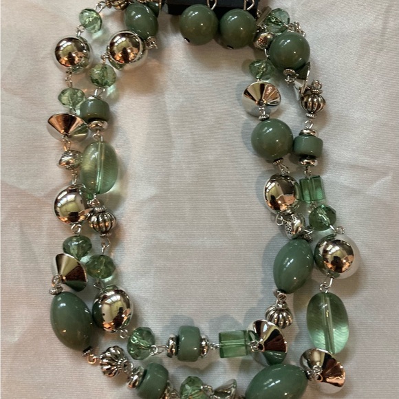 Elegant Green and Silver Beaded Necklace - Picture 2 of 2